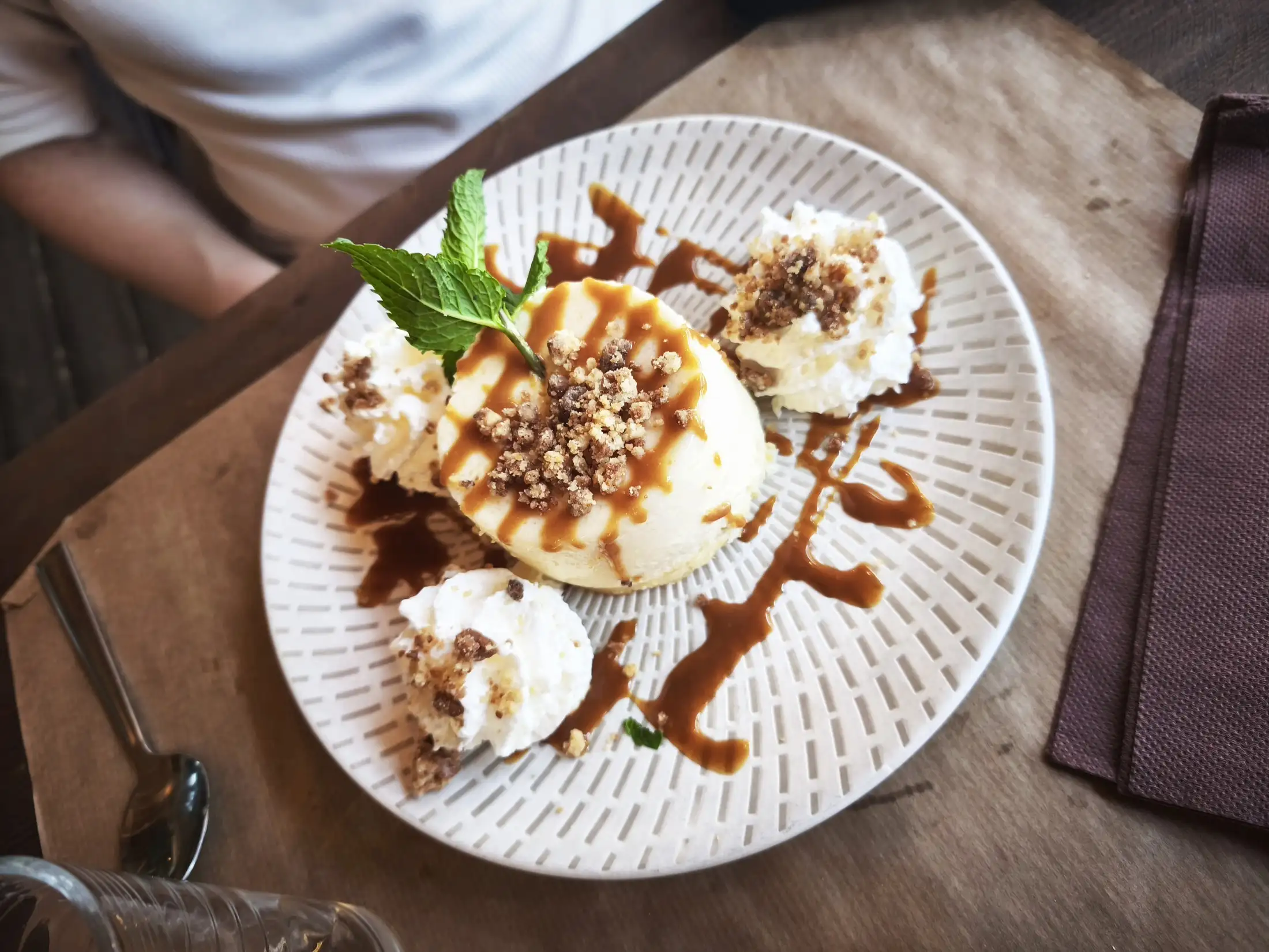 Assiette de dessert avec crème, caramel et éclats croustillants