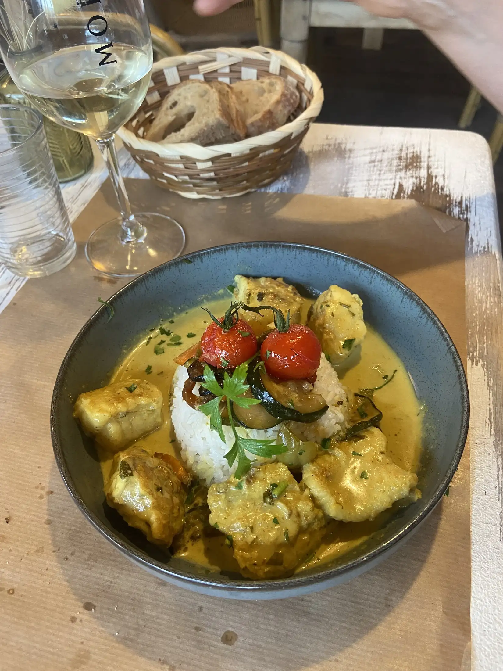 Plat de poisson en sauce jaune au curry, avec tomates confites