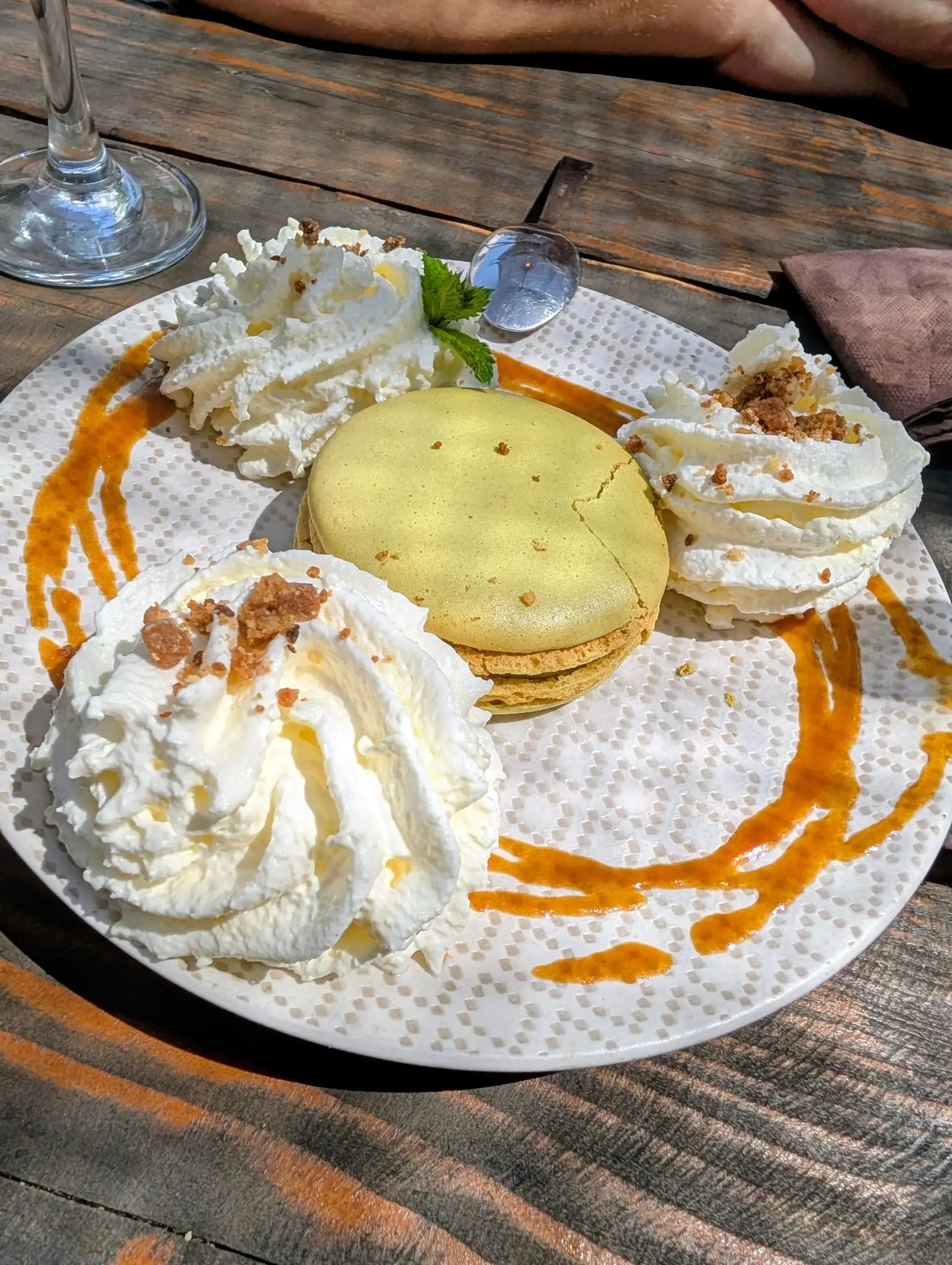 Dessert dressé à l'assiette : crème montée et sauce à l'orange