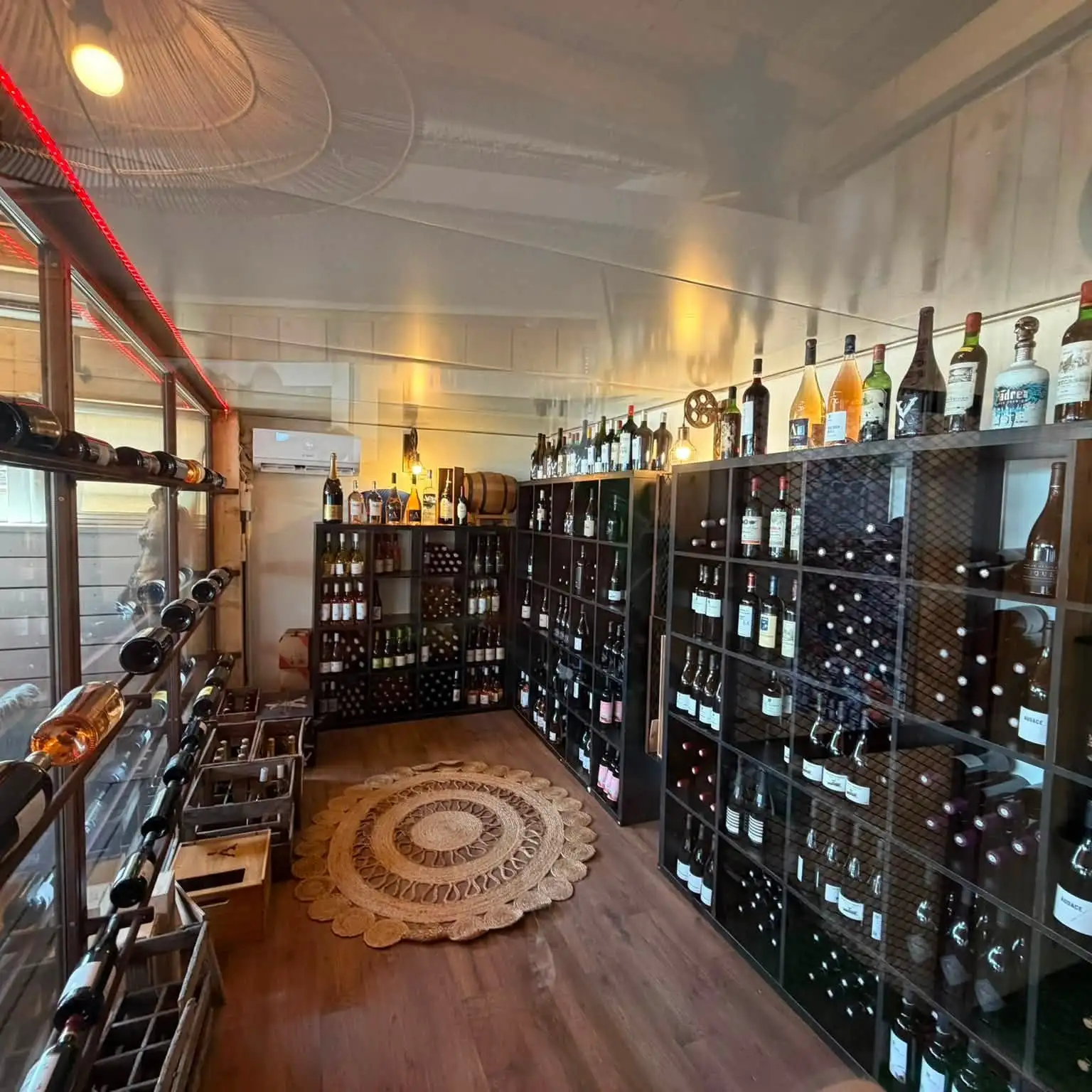 La cave du restaurant : casiers de bouteilles le long du mur